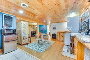 Η κουζίνα ή μικρή κουζίνα στο Dog-Friendly Mtn Retreat in Whitehall with View!
