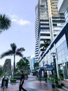 Um homem a descer um passeio em frente a um edifício em Linda vista al río. Seguridad y Parqueo em Guayaquil