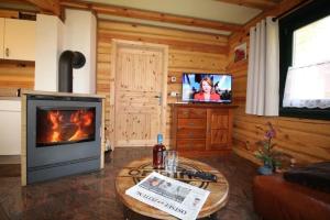 Μια τηλεόραση ή/και κέντρο ψυχαγωγίας στο Haus Fink, Tolles Ferienhaus in Fuhlendorf mit Sonniger Terrasse