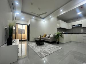 un soggiorno con divano e tavolo di Muscat sand apartments a Mascate