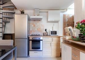 uma cozinha com um frigorífico e um fogão em Casetta della Posterna em Spoleto