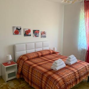 1 dormitorio con 1 cama con 2 toallas en Nella’s home, en Gavi