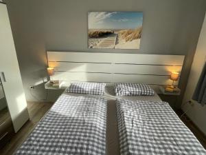 Postel nebo postele na pokoji v ubytování Sonnige Ferienwohnung mit großem Garten