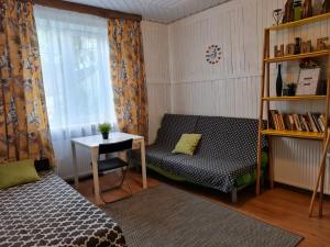 um quarto com uma cama, uma mesa e uma janela em Siedlisko Bolek em Nadrybie