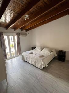 1 dormitorio con cama y ventana grande en *Casa Cabildo* en Godoy Cruz