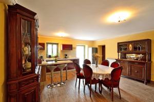 a kitchen and dining room with a table and chairs at Casa Luisa in Livade