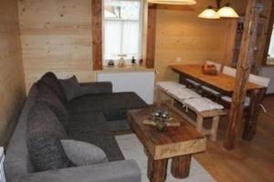 クリンゲンタールにあるSchöne Wohnung in Klingenthal mit Garten, Grill und Terrasseのソファとテーブルのあるリビングルーム