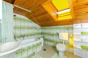 een badkamer met een bad, een toilet en een wastafel bij Ferienwohnung für 5 Personen ca 50 qm in Crikvenica, Kvarner Bucht Crikvenica und Umgebung in Crikvenica