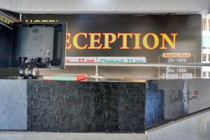 um sinal que diz operação no lado de uma máquina em OYO Collection O Hotel Rk Inn em Pune