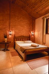 Katil atau katil-katil dalam bilik di Casa Pedacinho de Céu com banheira de hidromassagem e lareira