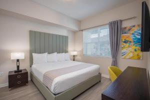 Un pat sau paturi într-o cameră la Brand New Modern Vista Cay Reserve Condo - 6005