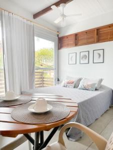 ein Schlafzimmer mit einem Bett und einem Tisch mit Hüten darauf in der Unterkunft Contêiner 10 Hospedagem in Serra