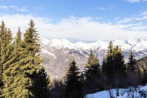 grupa drzew i pokryte śniegiem góry w obiekcie Résidence Le Roselend - maeva Home - Appartement 3 Pièces 6 Personnes - Sélection MAE-0983 w mieście Bourg-Saint-Maurice