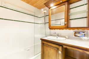 łazienka z umywalką i prysznicem w obiekcie Résidence Le Roselend - maeva Home - Appartement 3 Pièces 6 Personnes - Sélection MAE-0983 w mieście Bourg-Saint-Maurice
