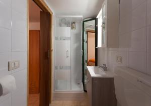uma casa de banho com um chuveiro e um lavatório. em Casetta della Posterna em Spoleto