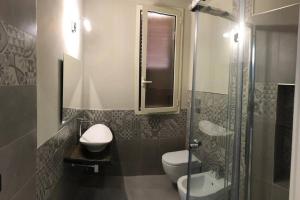 アヴォラにあるCasa del Carruboのバスルーム(トイレ、ガラス張りのシャワー付)