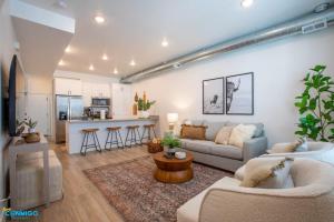una sala de estar con un sofá y una mesa en Euclid, en Salt Lake City