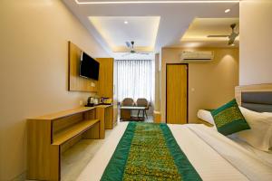 Hotel Express 66 - New Delhi Railway Station في نيودلهي: غرفه فندقيه سرير وتلفزيون