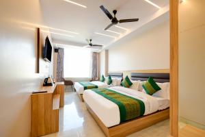 2 camas en una habitación de hotel con TV en Hotel Express 66 - New Delhi Railway Station en Nueva Delhi