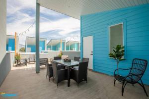un edificio azul con una mesa y sillas en un patio en Euclid, en Salt Lake City 31 fotos más