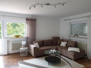 - un salon avec un canapé et une table dans l'établissement Ferienwohnung Vogelsang, à Loßburg