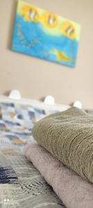 a close up of a blanket on a bed at Ap a 50m da Prainha em Arraial in Arraial do Cabo