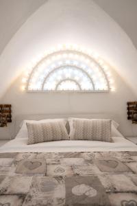 Schlafzimmer mit einem großen weißen Bett und einem Fenster in der Unterkunft La casetta di Bianca in Nardò