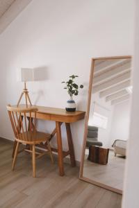 a desk and a mirror in a room at Pure Fonte Velha B&B in Vila do Bispo