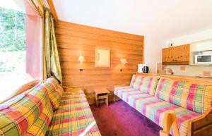 ein Wohnzimmer mit 2 Sofas und einem Fenster in der Unterkunft Les Résidences de Valmorel - maeva Home - 2 Pièces 5 Personnes Confort 79 in Valmorel