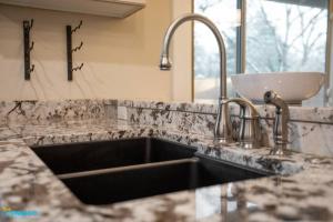Una encimera de cocina con un fregadero y un fregadero. en Parkway, en South Salt Lake 30 fotos más