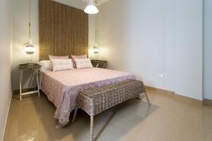 1 dormitorio con 1 cama con 2 almohadas en Apartamentos Alberto Lista 9, en Sevilla