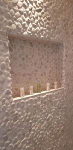 un bagno con mensola con tre candele sopra di ZEN b&b a Dordrecht Altre 56 foto