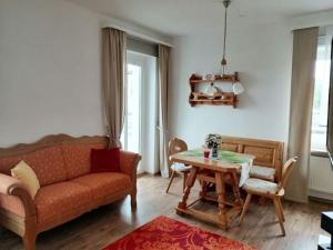 - un salon avec un canapé et une table dans l'établissement Herzlich Willkommen im Vier Jahreszeiten Gäste Apartments Bad Steben, à Bad Steben