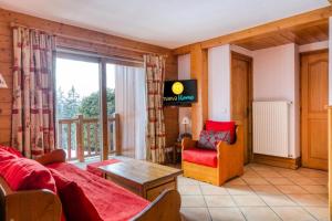 salon z kanapą i stołem w obiekcie Résidence Les Alpages de Chantel - maeva Home - Appartement 4 Pièces 8 Personnes - Sélection MAE-1649 w mieście Bourg-Saint-Maurice