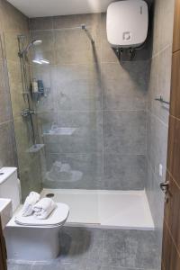 uma casa de banho com um chuveiro, um WC e um lavatório. em A brand new apartment em Pieta