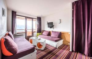 a room with a bed and a couch and a window at Résidence Antarès - maeva Home - 2 Pièces 7 Personnes Sélection MAE-1422 in Avoriaz