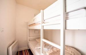 sypialnia z łóżkami piętrowymi w pokoju wieloosobowym w obiekcie Résidence Antarès - maeva Home - 2 Pièces 7 Personnes Sélection 22 w mieście Avoriaz