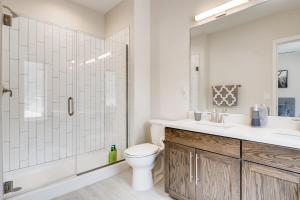 乔治城Elbert's Escape Sleeps 8 Lakefront Views的带淋浴、马桶和水槽的浴室 更多14张照片