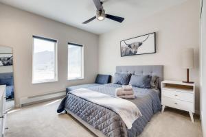 Elbert's Escape Sleeps 8 Lakefront Views客房内的一张或多张床位