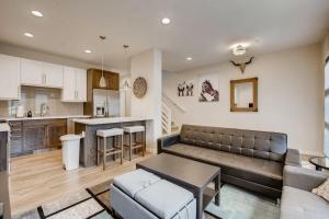 乔治城Elbert's Escape Sleeps 8 Lakefront Views的带沙发的客厅和厨房