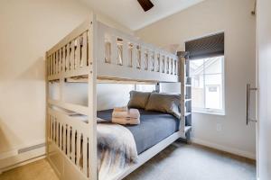 乔治城Elbert's Escape Sleeps 8 Lakefront Views的一间带两张双层床的卧室