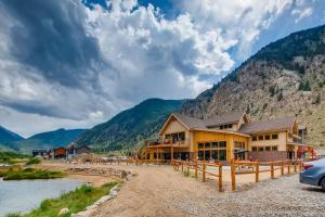 乔治城Elbert's Escape Sleeps 8 Lakefront Views的山 ⁇ 河畔的房子