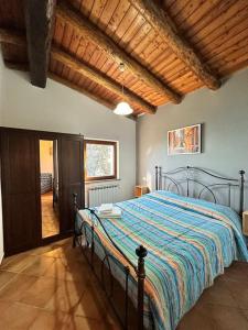 A bed or beds in a room at La Casetta