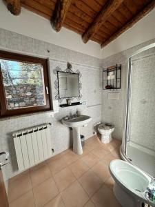 bagno con lavandino e servizi igienici di La Casetta a Corniglia