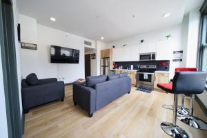 ein Wohnzimmer mit 2 Sofas und einer Küche in der Unterkunft French Quarters in Birmingham