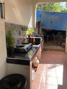 een keuken met een fornuis en een aanrecht bij Room near tagaytay • wifii/Netflix in Tagaytay