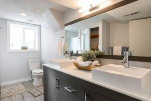 Un baño con dos lavabos y un inodoro. en Cottonwood, en Cottonwood Heights 40 fotos más