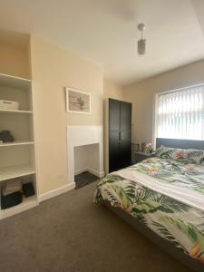 een slaapkamer met een bed en een raam bij Stylish 2 bedroom home in Cleckheaton