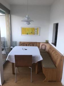 uma sala de jantar com uma mesa branca e um sofá em Ascona Residenz Sollevante em Ascona