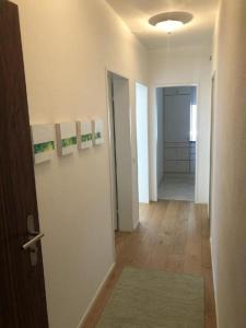 um quarto com um corredor com uma porta e um corredor em Ascona Residenz Sollevante em Ascona